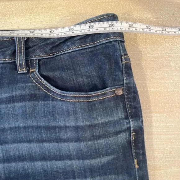 SIMPLY Vera Wang denim rolled cuffed capris. Stretchy
Size: 16 - Picture 7 of 10